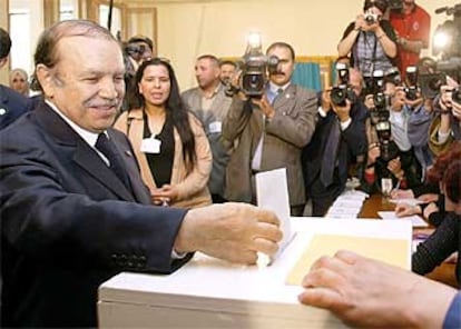El presidente, Abdelaziz Buteflika, al depositar esta mañana su papeleta.