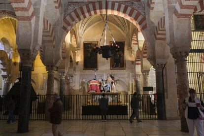 Imagen dedicada a San Juan de Ávila en el muro de la quibla de la mezquita-catedral de Córdoba.