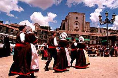 Un grupo de danza folclórica actúa en la plaza Mayor de Chinchón.