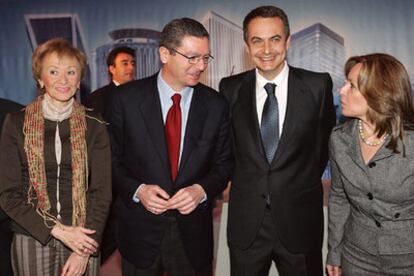 De izquierda a derecha, María Teresa Fernándea de la Vega, Alberto Ruiz-Gallardón, José Luis Rodríguez Zapatero, la vicepresidenta del Gobierno y la portavoz socialista en el Ayuntamiento de Madrid, Trinidad Jiménez.