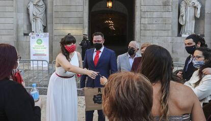 Una parella, després de casar-se a l'Ajuntament de Barcelona.