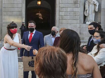 Una parella, després de casar-se a l'Ajuntament de Barcelona.