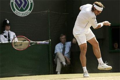 David Ferrer se lamenta de un error durante su partido con el australiano Lleyton Hewitt.