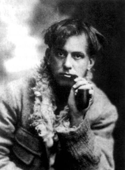 Aleister Crowley, el mago inglés más importante del siglo XX, retratado en 1902.