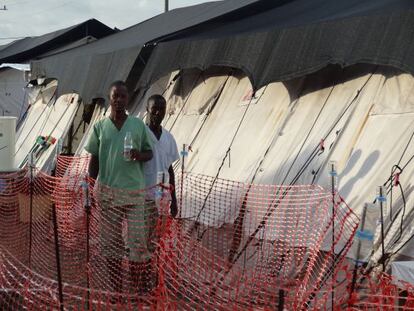 Trabajadores de MSF junto a “La tienda de la frustración”.