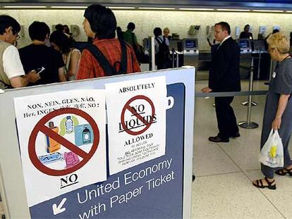 Unos carteles informan de los objetos y sustancias que está prohibido subir al avión, en el aeropuerto JFK de Nueva York.