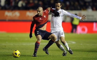 Aranda pelea por el balón con Carvalho, en un encuentro entre Osasuna y el Real Madrid en 2011.