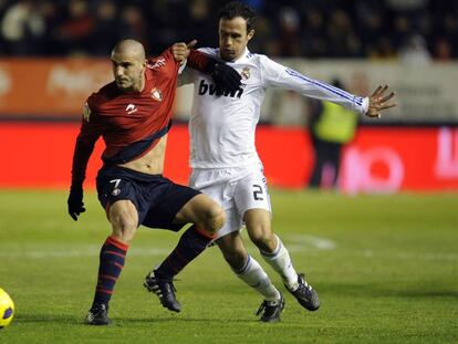 Aranda pelea por el balón con Carvalho, en un encuentro entre Osasuna y el Real Madrid en 2011.