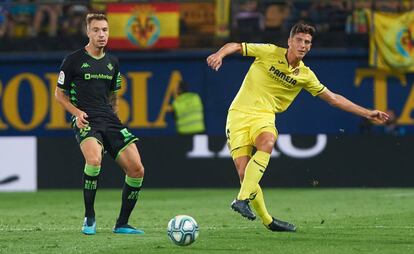 Pau Torres ante el Betis en septiembre.