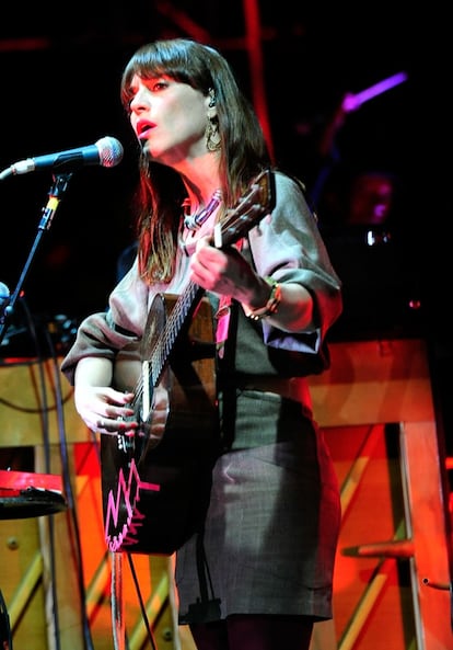 Feist tocando para el público de Coachella.