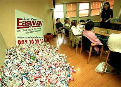 Lola Camacho, monitora de Easyway, imparte una charla para dejar de fumar, el pasado sábado.