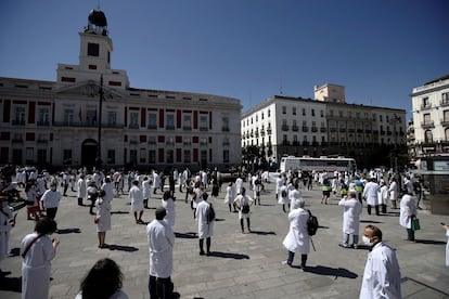 Miembros del sindicato Amyts, mayoritario entre los médicos madrileños, aplauden durante una concentración en la Puerta del Sol este sábado como homenaje a los fallecidos por la covid-19 y en defensa de la profesión médica.