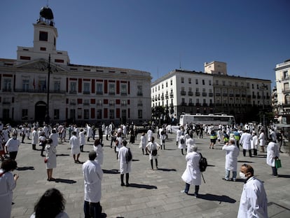 Miembros del sindicato Amyts, mayoritario entre los médicos madrileños, aplauden durante una concentración en la Puerta del Sol este sábado como homenaje a los fallecidos por la covid-19 y en defensa de la profesión médica.