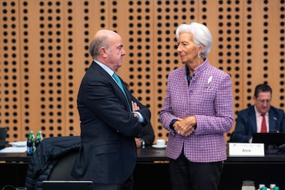 La presidenta del BCE, Christine Lagarde, y el vicepresidente, Luis de Guindos, durante la reunión del Consejo de Gobierno en Eslovenia.