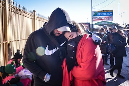 Migrantes reaccionan después de la cancelación del programa CBP One, en el puente migratorio 'Paso del Norte', en Ciudad Juárez.