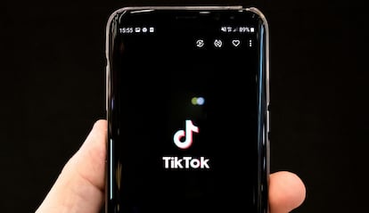 Teléfono móvil con la aplicación de TikTok