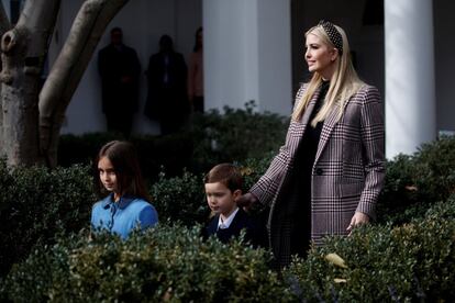 Ivakna Trump junto a sus hijos Arabella y Joseph Kushner  bservan el acto de perdón por Acción de Gracias en la Casa Blanca de Washington.