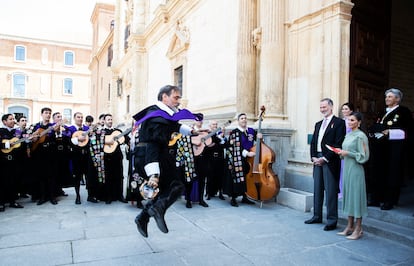 Miembros de la tuna de Alcalá de Henares actúan ante los Reyes durante el acto de entrega del premio.