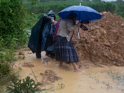 Dos personas caminan en medio de las lluvias causadas por la tormenta tropical Eta, en Guatemala.