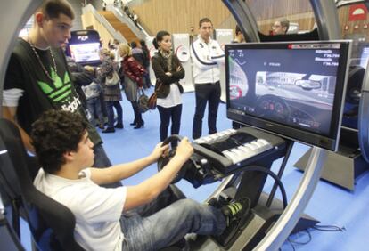 Un joven pueba un videojuego en presencia de un amigo en el BEC de Barakaldo.