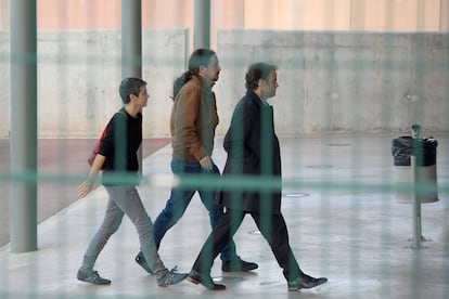 Pablo Iglesias (c) arrives at the Lledoners jail to visit Catalan jailed leader Oriol Junqueras.