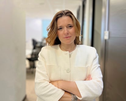 Teresa Castelló se une a Jhasa como directora de seguros fiscales, dentro del área de soluciones transaccionales y responsabilidades fiscales. Castelló ha desarrollado su carrera en compañías como Partners Group, donde ocupó posiciones estratégicas en Reino Unido, Brasil y Suiza, y en Livensa Living (Brookfield). También ha trabajado en Garrigues, donde adquirió experiencia en el asesoramiento fiscal de grandes operaciones.