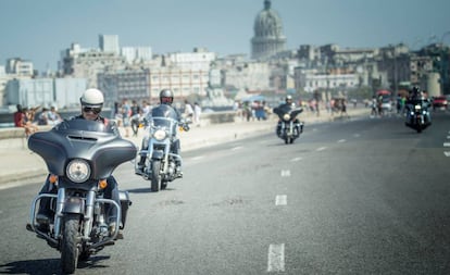 Motos en el Malecón de La Habana.