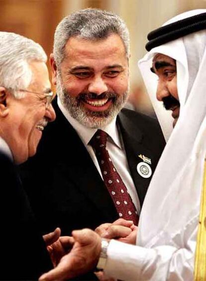 Mahmud Abbas (izquierda) e Ismail Haniya (centro) hablan con el emir qatarí Hamad bin Jalifa Al Thani ayer en Riad.