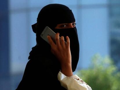 Una mujer saud&iacute; habla por tel&eacute;fono, en Riad (Arabia Saud&iacute;).