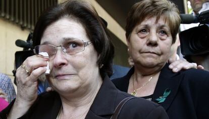 Familiares de los fallecidos en el accidente del Yak- 42, en las puertas de la Audiencia Nacional, cuando se conoció la sentencia contra los mandos.