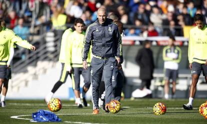 Tras una vuelta al terreno de juego corriendo, los jugadores fueron convocados por Zidane al centro del campo, donde habló con ellos durante medio minuto antes de comenzar un circuito físico y unos rondos con balón.