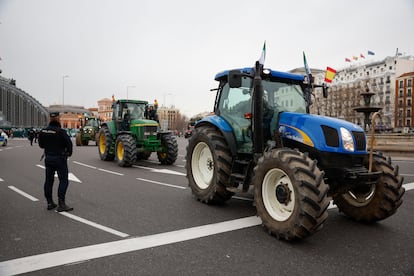 Un agente de la Policía Nacional vigila la llegada de un grupo de tractores al centro de Madrid, este jueves. 
