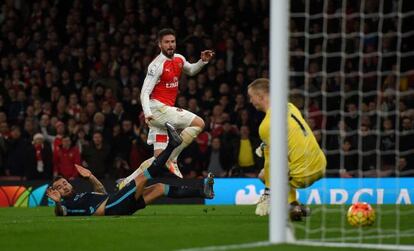 Giroud marca el segundo gol del Arsenal.