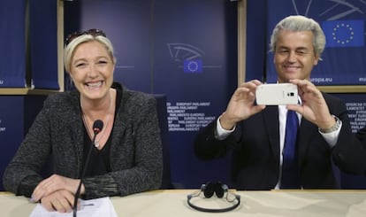 Los l&iacute;deres de ultraderecha de Francia y Holanda, Marine Le Pen y Geert Wilders, en su rueda de prensa del 28 de mayo en Bruselas