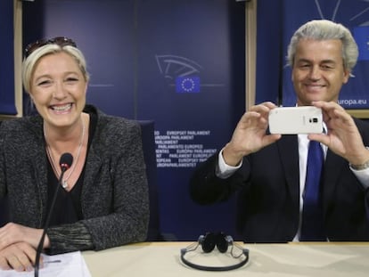 Los l&iacute;deres de ultraderecha de Francia y Holanda, Marine Le Pen y Geert Wilders, en su rueda de prensa del 28 de mayo en Bruselas