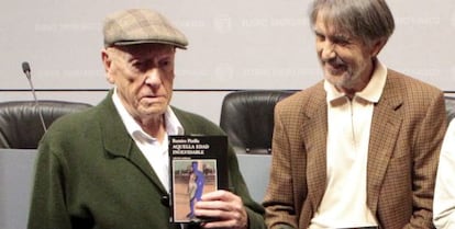 Ramiro Pinilla (izquierda) junto a Ram&oacute;n Saizarbitoria en noviembre de 2013 en la presentaci&oacute;n de los Premios Euskadi. 