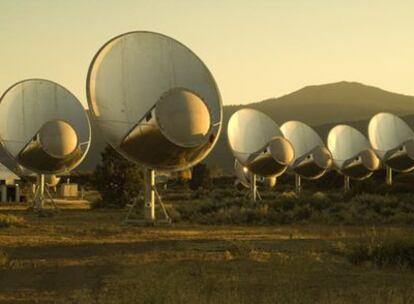 Algunas de las 42 antenas del conjunto Allen, en una zona desértica de California, cerca de Hat Creek.