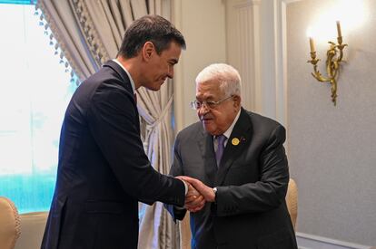 El presidente del Gobierno en funciones, Pedro Sánchez, se reúne con el presidente de la Autoridad Nacional Palestina, Mahmud Abbás (derecha), este sábado en El Cairo.