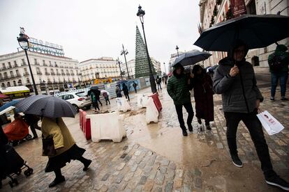 Los paseantes sortean las zonas que el Ayuntamiento ha delimitado en la puerta del Sol para evitar accidentes. 