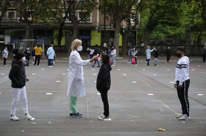 La gran incógnita es si las medidas aprobadas serán suficientes para mantener el virus controlado en los centros escolares: si el curso podrá transcurrir de forma relativamente normal y se atajará así la pérdida de conocimiento y el dramático aumento de la desigualdad que, según los expertos, ha generado el vacío escolar. En la imagen, toma de temperatura antes del inicio escolar en el colegio público Samaniego de Vitoria (Álava).