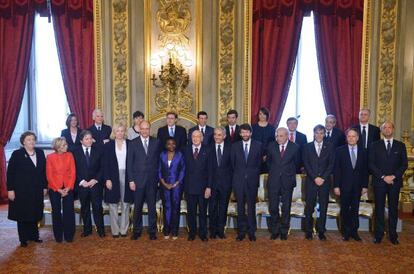 Foto de familia del nuevo Gobierno italiano con el presidente Napolitano.