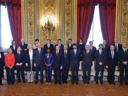 Foto de familia del nuevo Gobierno italiano con el presidente Napolitano. 