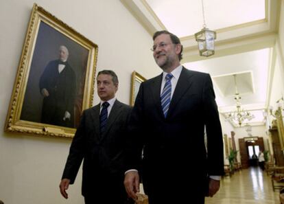 El presidente del PP, Mariano Rajoy (d), y el líder del PNV, Iñigo Urkullu, momentos antes de mantener, hoy en el Congreso, su primera reunión de carácter oficial