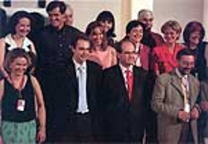 Zapatero y Chaves, en el centro, con la ejecutiva elegida en el XXXV Congreso del PSOE en julio de 2000.