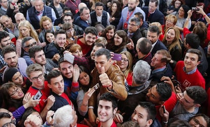 Pedro S&aacute;nchez, rodeado de militantes, en un acto en Burjassot, Valencia.
 