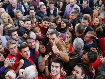 Pedro S&aacute;nchez, rodeado de militantes, en un acto en Burjassot, Valencia.
 