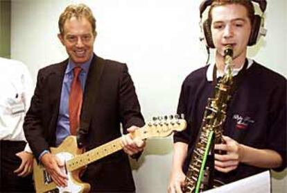 Tony Blair, en un momento de su visita ayer una escuela de aprendizaje en Hartlepool.