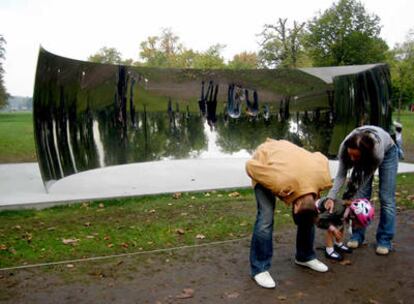 'C-curve 2007', una de las instalaciónes de Anish Kapoor en Kensington Gardens, dentro de su exposición 'Turning the World Upside Down' para el Serpentine Gallery Pavilion