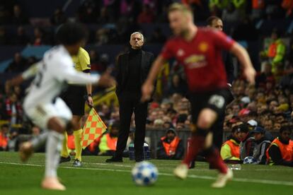 Jose Mourinho contempla una acción del partido entre Manchester United y Juventus.