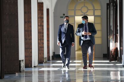 Los presidentes de Andalucía, Juan Manuel Moreno, y de Murcia, Fernando López Miras, en el Palacio de San Telmo, en Sevilla, este miércoles.